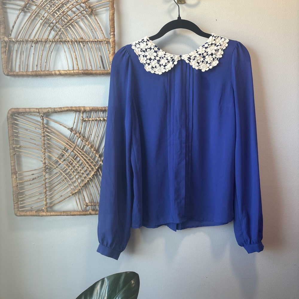 Vintage Vibe | Blue Blouse with White Lace Collar and Buttoned Back | Size M